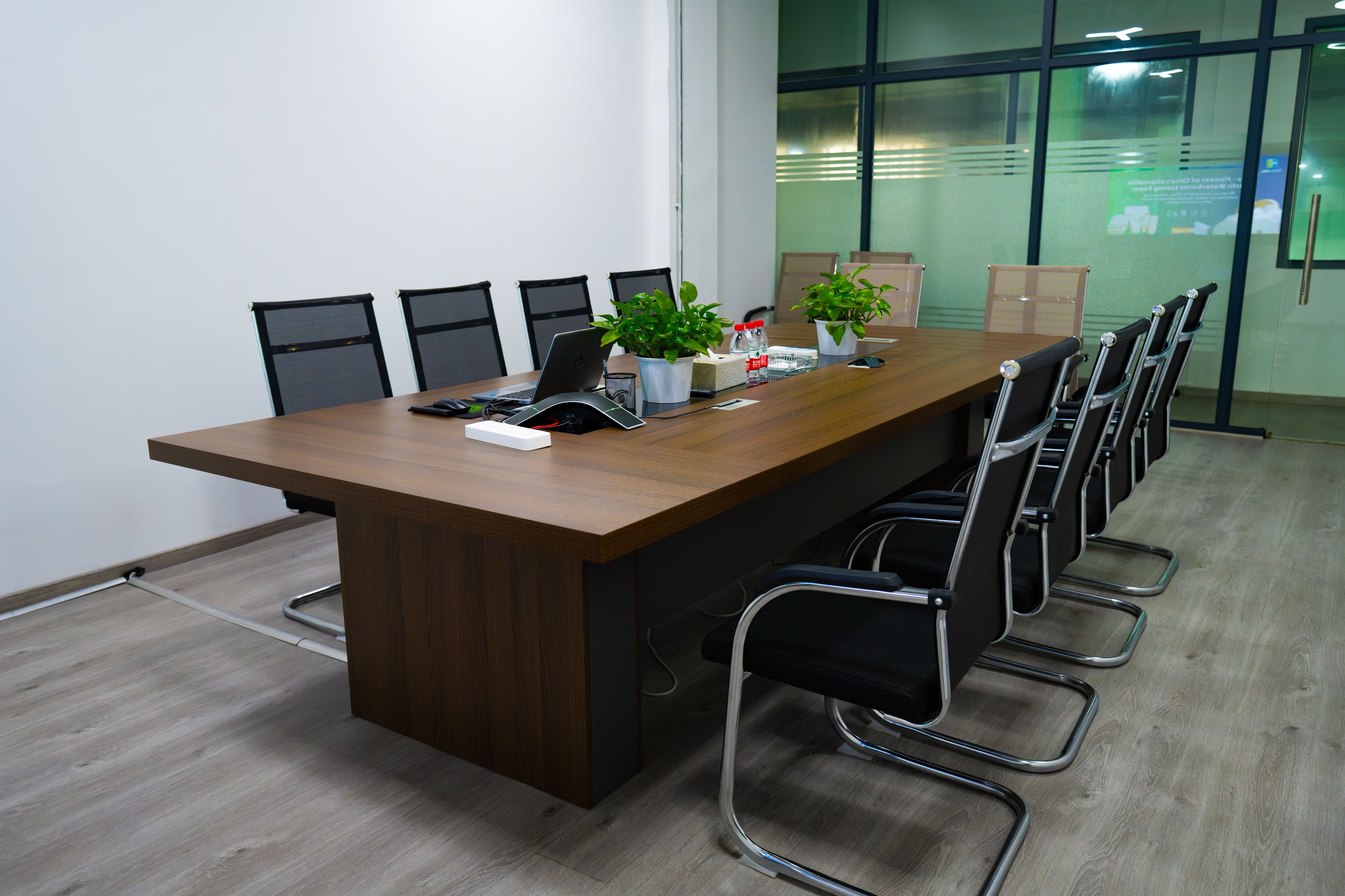 Salle de réunion lumineuse avec une grande table de travail